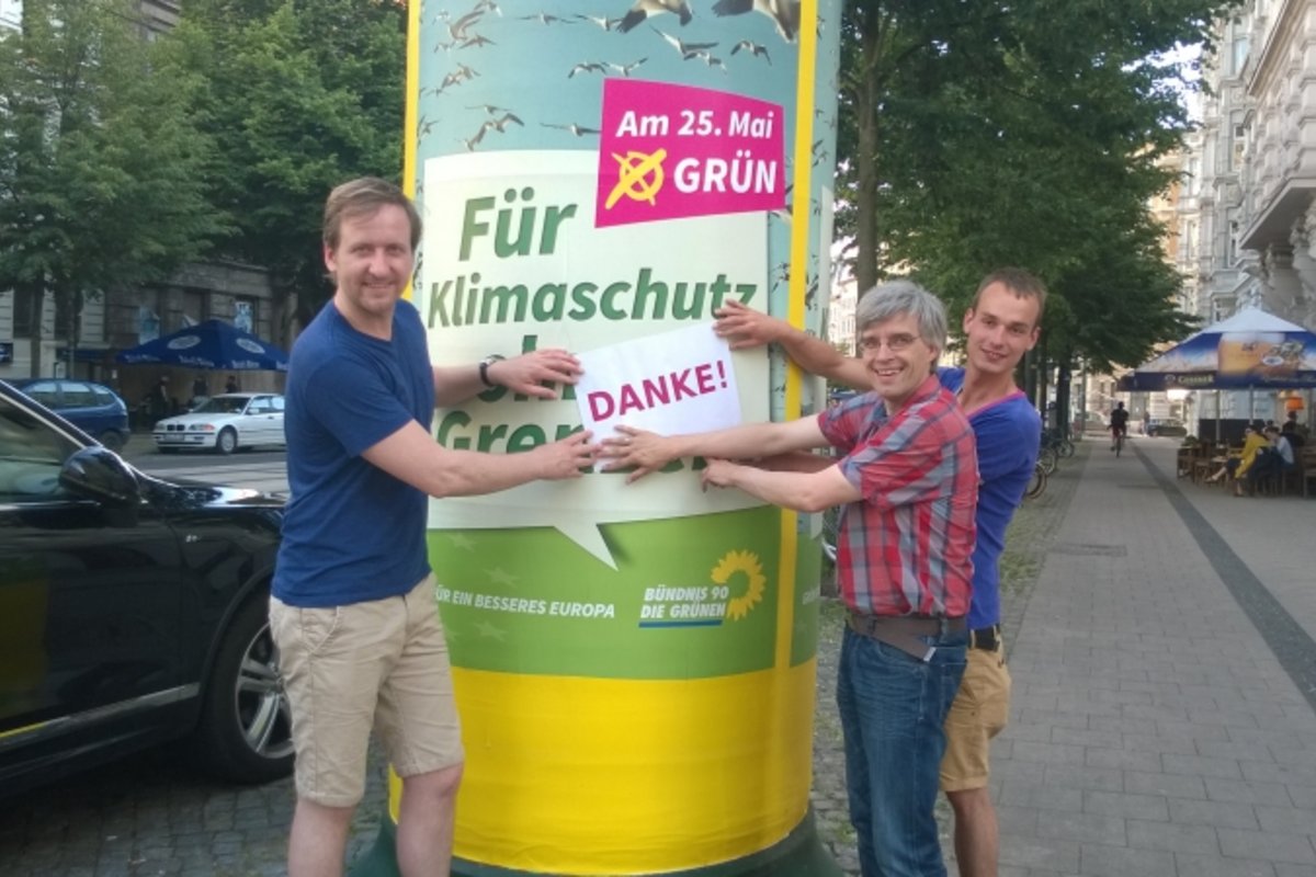 Die gewählten Stadträte Sören Herbst, Olaf Meister und Tom Assmann bei der Dankeschön-Aktion an der Litfasssäule in der Otto-von-Guericke-Straße.