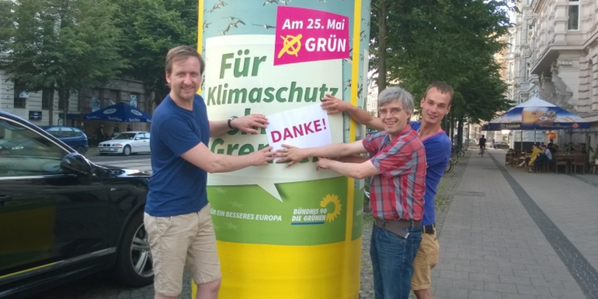 Die gewählten Stadträte Sören Herbst, Olaf Meister und Tom Assmann bei der Dankeschön-Aktion an der Litfasssäule in der Otto-von-Guericke-Straße.
