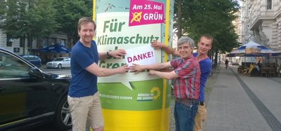 Die gewählten Stadträte Sören Herbst, Olaf Meister und Tom Assmann bei der Dankeschön-Aktion an der Litfasssäule in der Otto-von-Guericke-Straße.
