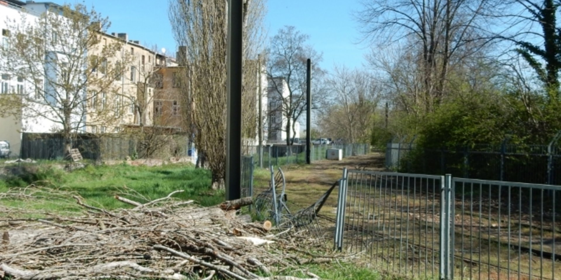 Die Wendeschleife mit zerstörtem Zaun, dem Baum und Strommasten ohne Oberleitung.