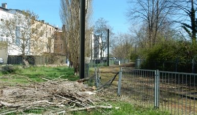 Die Wendeschleife mit zerstörtem Zaun, dem Baum und Strommasten ohne Oberleitung.