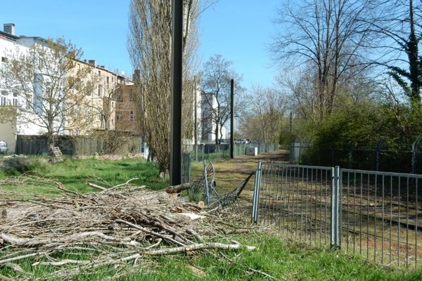 Die Wendeschleife mit zerstörtem Zaun, dem Baum und Strommasten ohne Oberleitung.