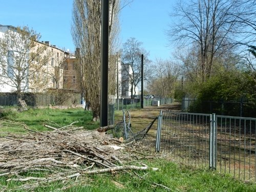 Die Wendeschleife mit zerstörtem Zaun, dem Baum und Strommasten ohne Oberleitung.