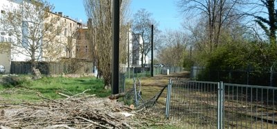 Die Wendeschleife mit zerstörtem Zaun, dem Baum und Strommasten ohne Oberleitung.