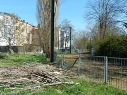 Die Wendeschleife mit zerstörtem Zaun, dem Baum und Strommasten ohne Oberleitung.