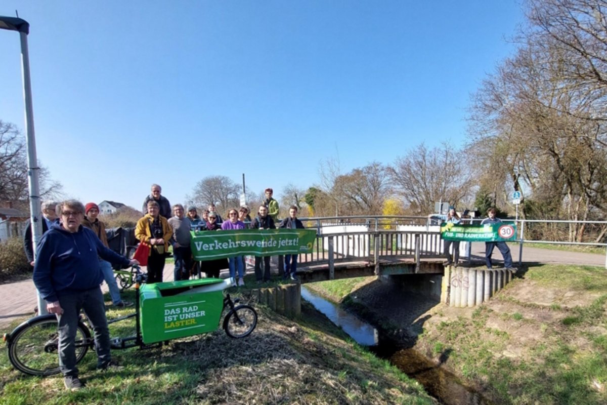 STG Stadtfeld mit Banner an der Schrotebrücke