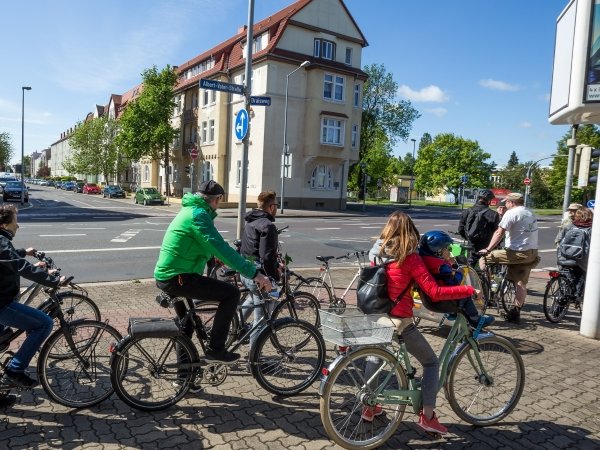 Fahrradfahrer*innen im Kreuzungsbereich Friesenstraße, Stormstraße mit der Albert-Vater-Straße.