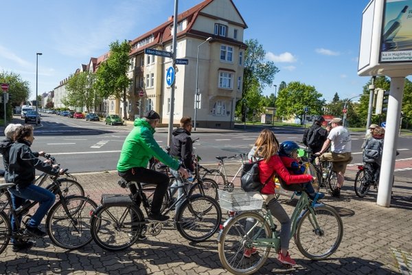 Fahrradfahrer*innen im Kreuzungsbereich Friesenstraße, Stormstraße mit der Albert-Vater-Straße.