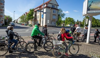 Fahrradfahrer*innen im Kreuzungsbereich Friesenstraße, Stormstraße mit der Albert-Vater-Straße.