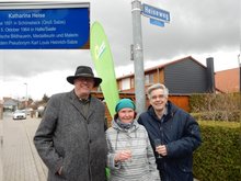 Uwe Zischkale, Angela Korth und Olaf Meister vor dem Straßenschild im Heiseweg. 