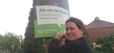 Michaela Frohberg beim Plakate hängen im Wahlbereich 01.