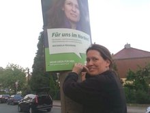 Michaela Frohberg beim Plakate hängen im Wahlbereich 01.