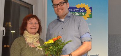 Vorstandsmitglied Angela Korth gratuliert dem grünen Wahlkreiskandidat Matthias Borowiak zur Wahl.