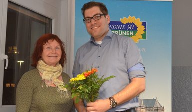 Vorstandsmitglied Angela Korth gratuliert dem grünen Wahlkreiskandidat Matthias Borowiak zur Wahl.