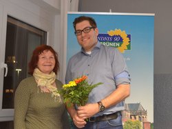 Vorstandsmitglied Angela Korth gratuliert dem grünen Wahlkreiskandidat Matthias Borowiak zur Wahl.