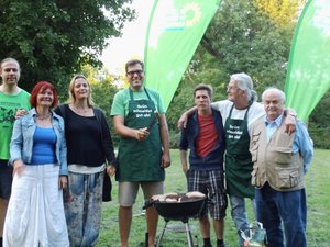 Bundestagsdirektkandidat grillt öffentlich im Nordpark mit anderen Mitgliedern und Gästen.