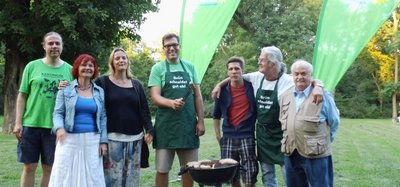 Bundestagsdirektkandidat grillt öffentlich im Nordpark mit anderen Mitgliedern und Gästen.
