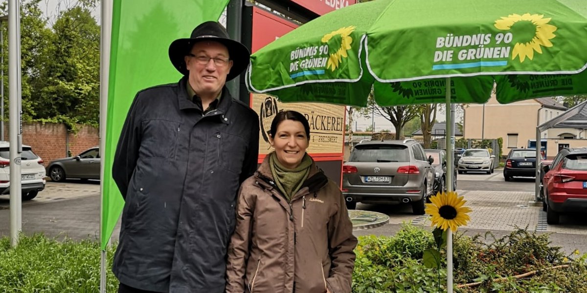 Uwe Zischkale und Rebecca Kutz am Wahlstand in Diesdorf.