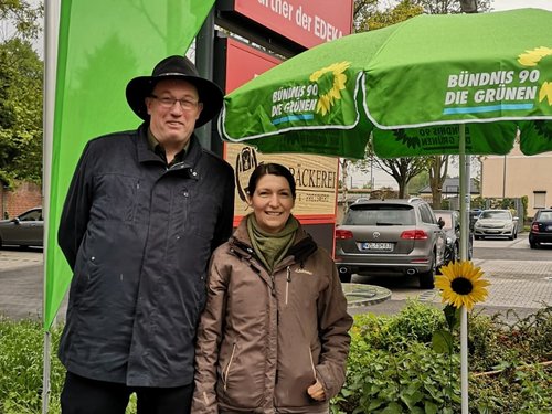 Uwe Zischkale und Rebecca Kutz am Wahlstand in Diesdorf.