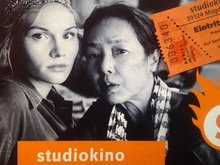 Bild aus dem Film "Grüße aus Fukushima" mit den beiden Hauptdarstellern und einer Kinokarte. 