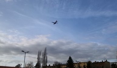 Flugzeug über Südost.