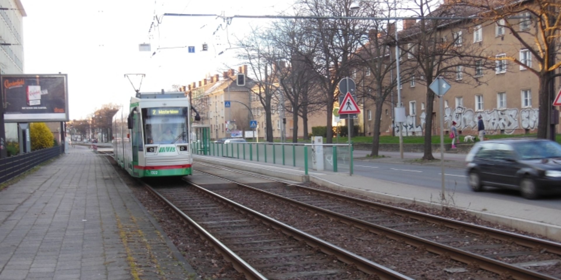 Straßenbahn an der Haltestelle Turmpark.