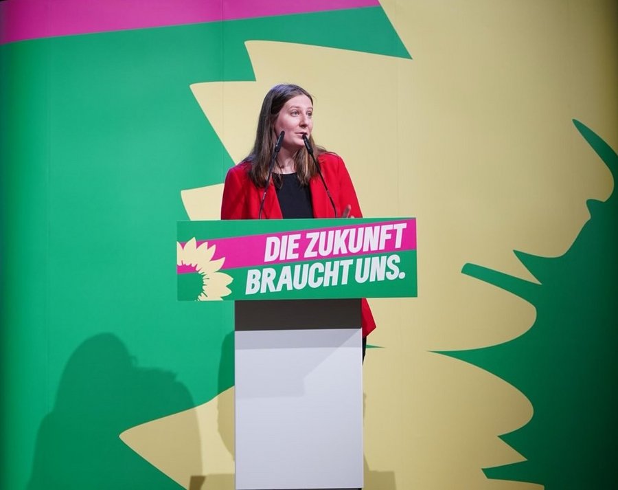 Madeleine Linke am Redepult Landesparteitag in der Lutherstadt Wittenberg