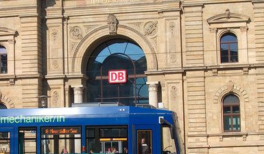 Straßenbahn vor dem Hauptbahnhof.