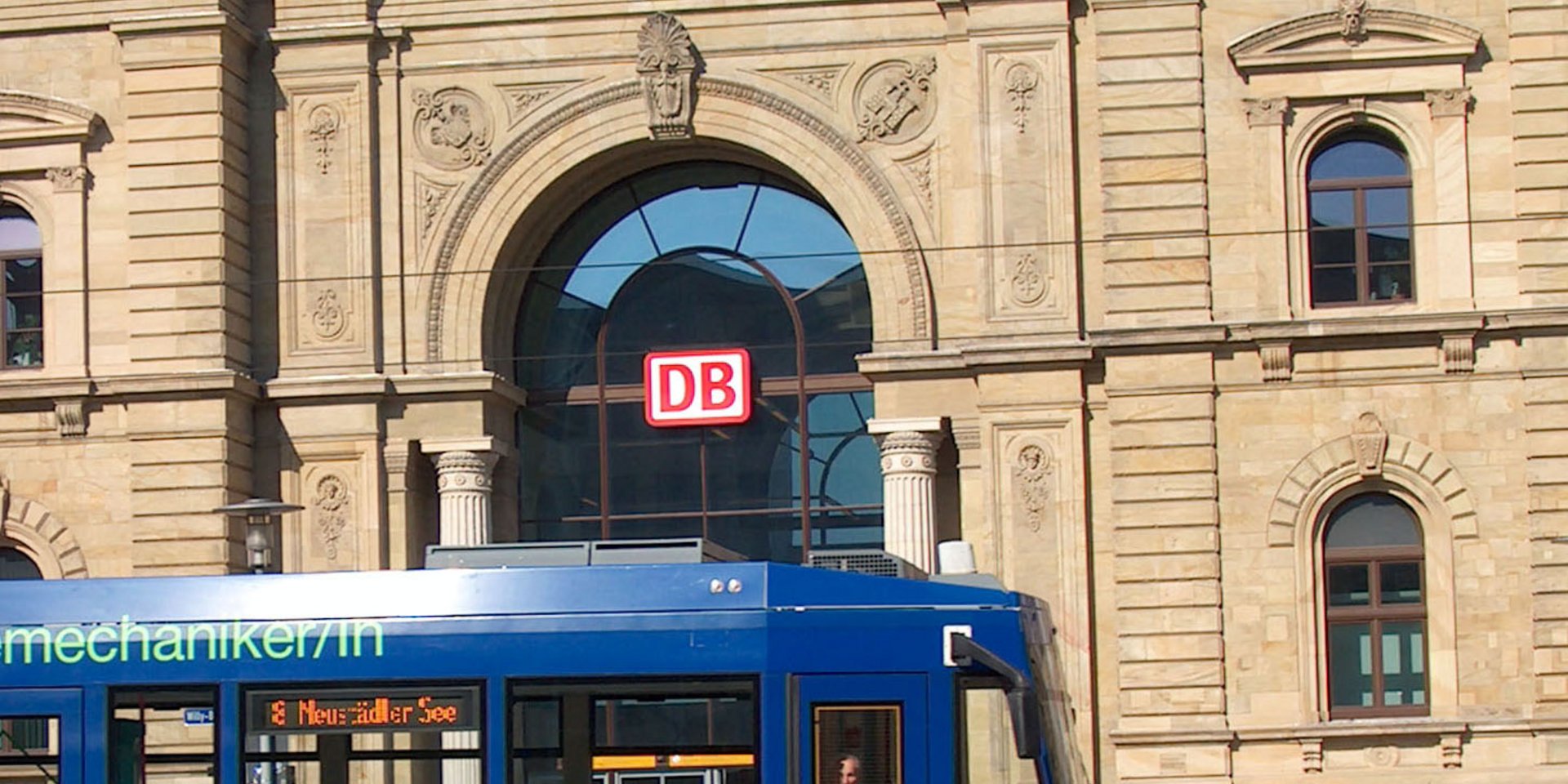 Straßenbahn vor dem Hauptbahnhof.