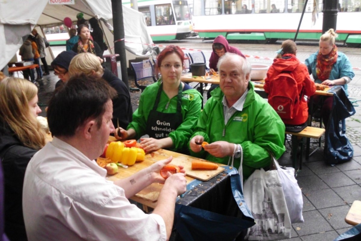 Grüne Mitglieder beim Schälen auf dem Pappsatt-Festival.