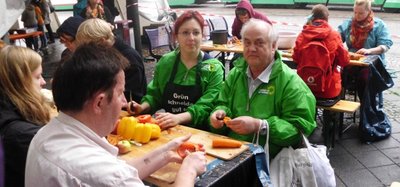 Grüne Mitglieder beim Schälen auf dem Pappsatt-Festival.