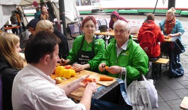Grüne Mitglieder beim Schälen auf dem Pappsatt-Festival.