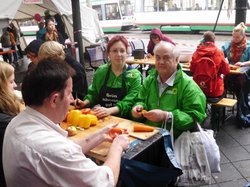 Grüne Mitglieder beim Schälen auf dem Pappsatt-Festival.