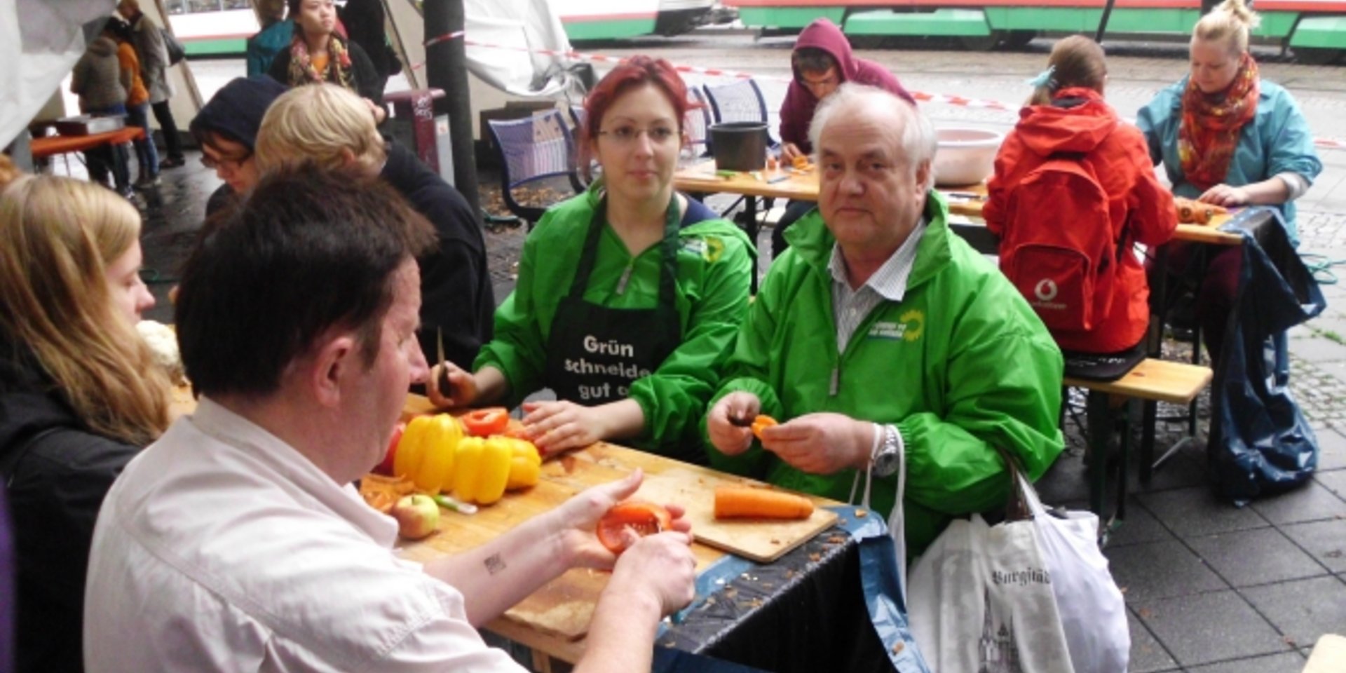 Grüne Mitglieder beim Schälen auf dem Pappsatt-Festival.