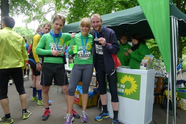 Das grüne Laufteam beim 12. Elbebrückenlauf.