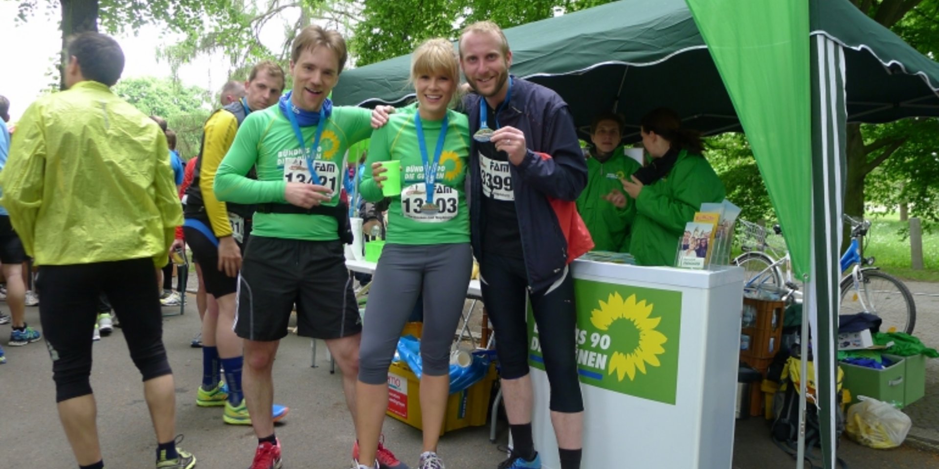 Das grüne Laufteam beim 12. Elbebrückenlauf.