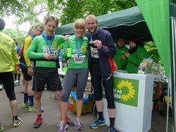 Das grüne Laufteam beim 12. Elbebrückenlauf.