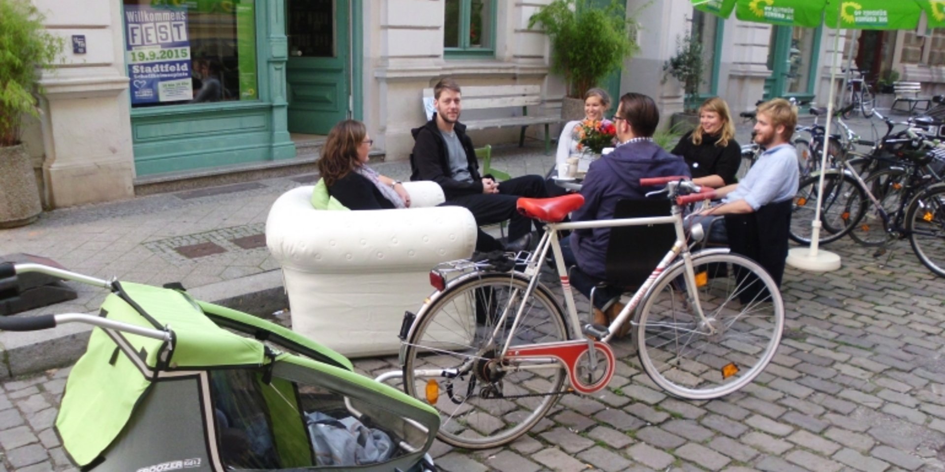 Besetzung einer Parklücke in der Leibnizstr. in einer gemütlichen Runde.