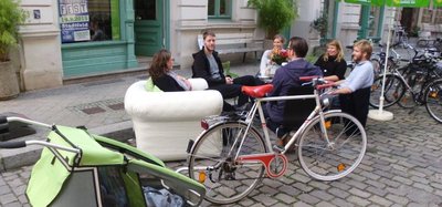 Besetzung einer Parklücke in der Leibnizstr. in einer gemütlichen Runde.