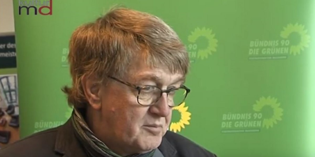 Jürgen Canehl vor grünen Hintergrund während eines Interviews.