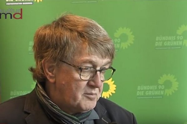 Jürgen Canehl vor grünen Hintergrund während eines Interviews.