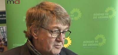 Jürgen Canehl vor grünen Hintergrund während eines Interviews.