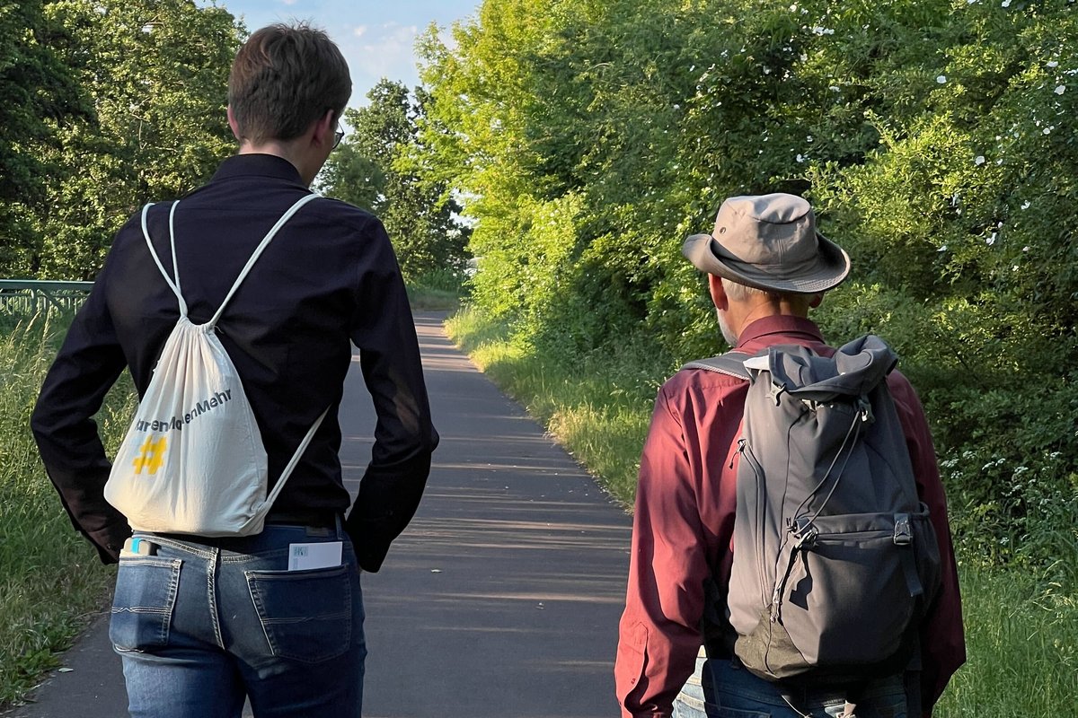 Yannik und Ernst-Paul gehen den Weg entlang.