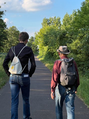 Yannik und Ernst-Paul gehen den Weg entlang.