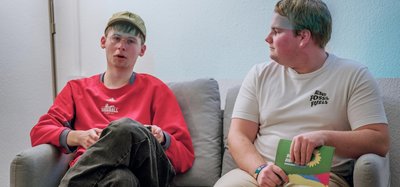 Jakob Springfeld und Fabian Koch auf dem Sofa.