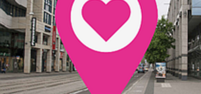 Breiter Weg mit einem symbolischen Herz.