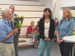 Auf dem Foto sind Norbert Wiese (Tansania Kunstprojekt e.V), Holger Platz (Dezernent), Claudia Fricke (Umweltamt Magdeburg) und Petra Sperling (Sprecherin Steuerungsgruppe Fair-Trade-Town- Magdeburg) zu sehen.