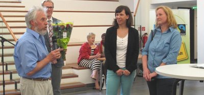 Auf dem Foto sind Norbert Wiese (Tansania Kunstprojekt e.V), Holger Platz (Dezernent), Claudia Fricke (Umweltamt Magdeburg) und Petra Sperling (Sprecherin Steuerungsgruppe Fair-Trade-Town- Magdeburg) zu sehen.