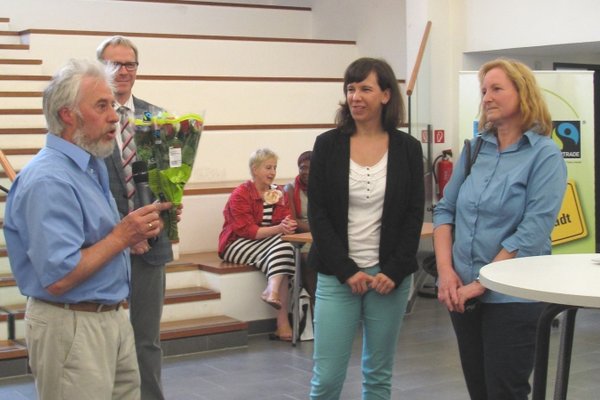 Auf dem Foto sind Norbert Wiese (Tansania Kunstprojekt e.V), Holger Platz (Dezernent), Claudia Fricke (Umweltamt Magdeburg) und Petra Sperling (Sprecherin Steuerungsgruppe Fair-Trade-Town- Magdeburg) zu sehen.