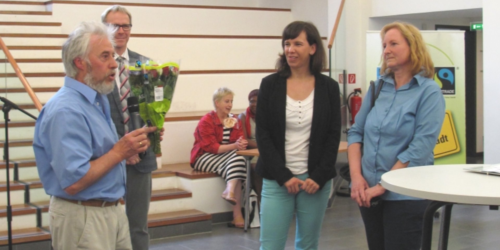 Auf dem Foto sind Norbert Wiese (Tansania Kunstprojekt e.V), Holger Platz (Dezernent), Claudia Fricke (Umweltamt Magdeburg) und Petra Sperling (Sprecherin Steuerungsgruppe Fair-Trade-Town- Magdeburg) zu sehen.